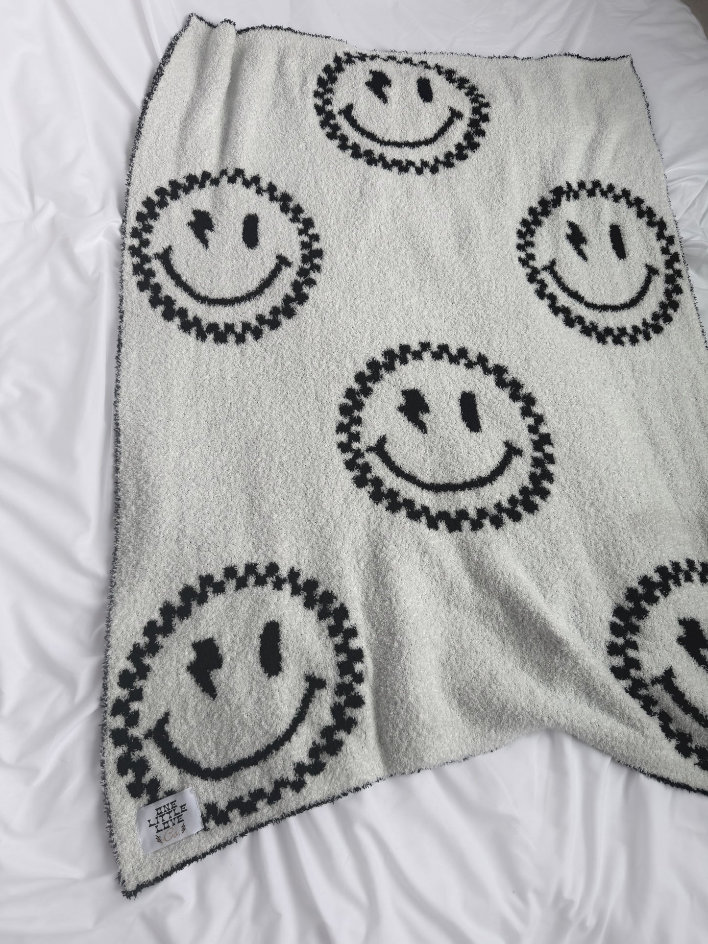 Checkered Smiley | Plush Knit Blanket